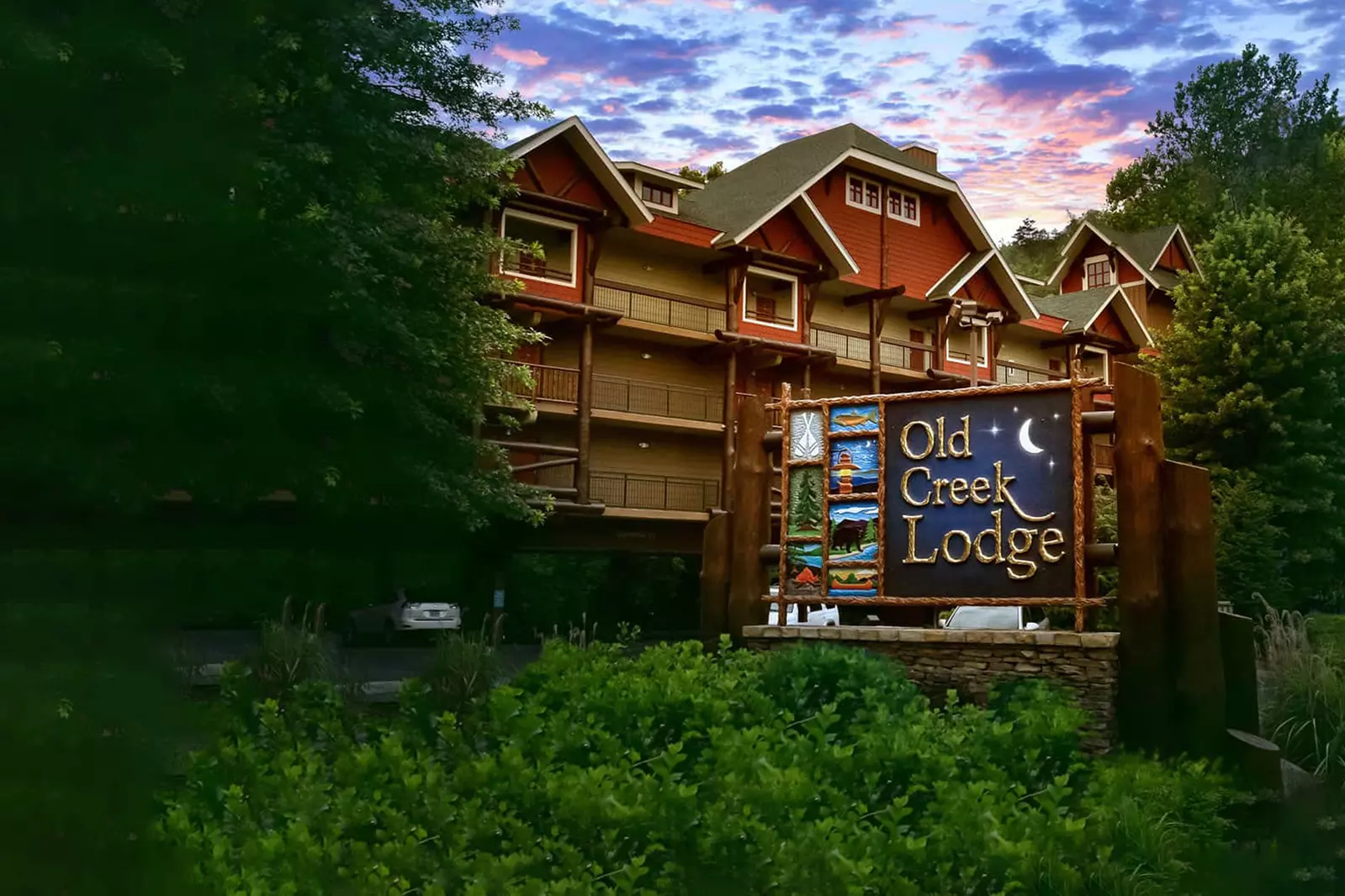 exterior of old creek lodge hotel in gatlinburg tn