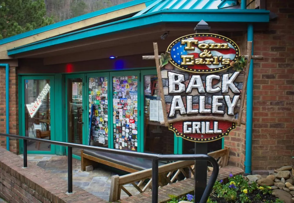 tom and earl's back alley grill, a great place for lunch in gatlinburg