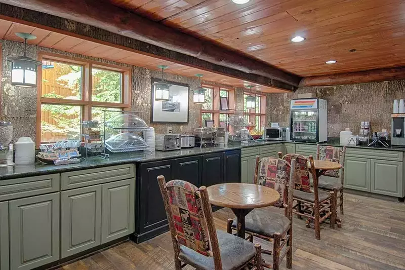 breakfast area at old creek lodge
