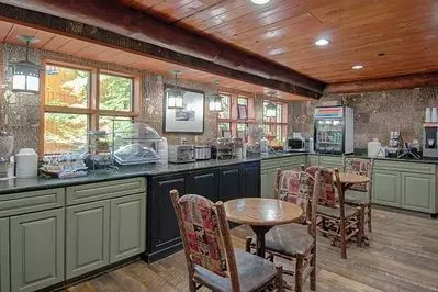 breakfast area at old creek lodge